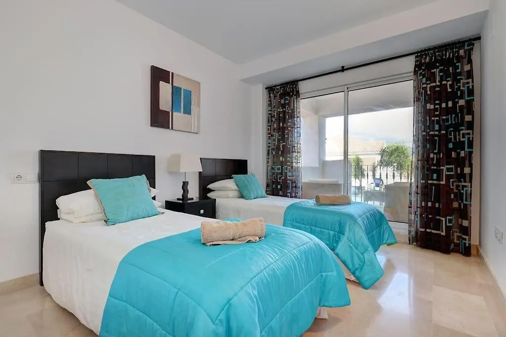 Modern 2-Bedroom Flat Next To The Sea Marbella